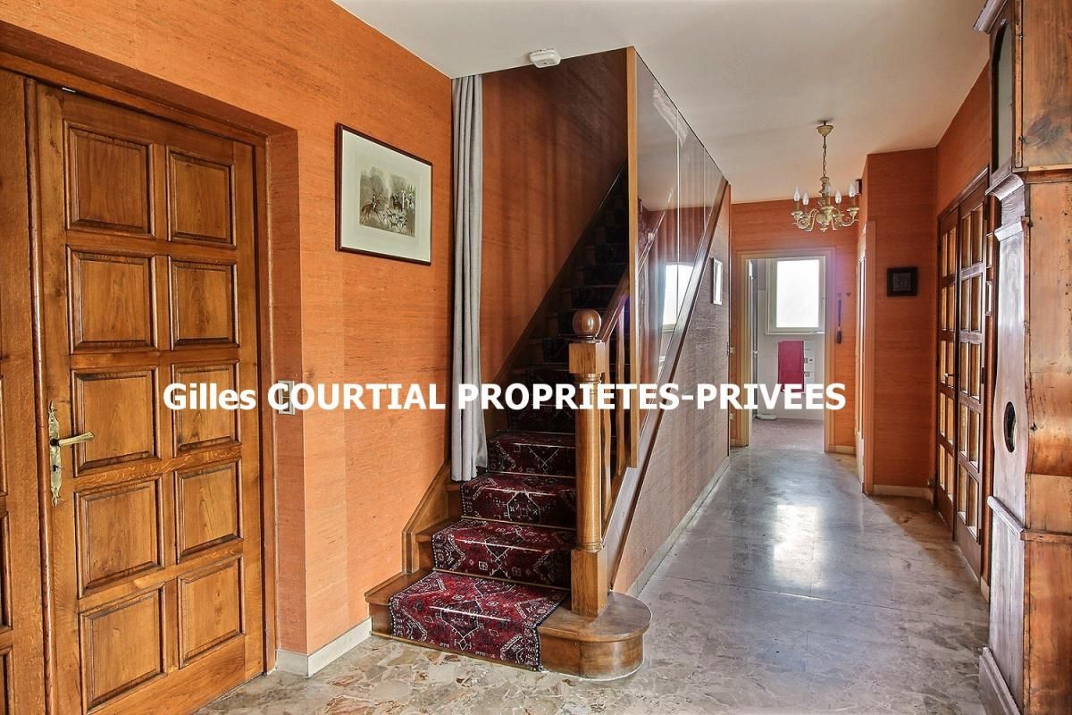 SAINT-JULIEN-CHAPTEUIL Saint-Julien-Chapteuil 43260 maison traditionnelle de 1972 sur deux niveaux élevés sur sous-sol 302 m² habitables 6 chambres sur 1613m² de terrain 4
