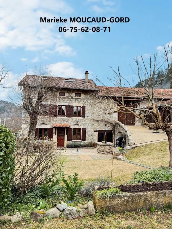 Maison en pierre rénovée de 150 m² sur un terrain clos de 1489m² Beauzac,4 chambres