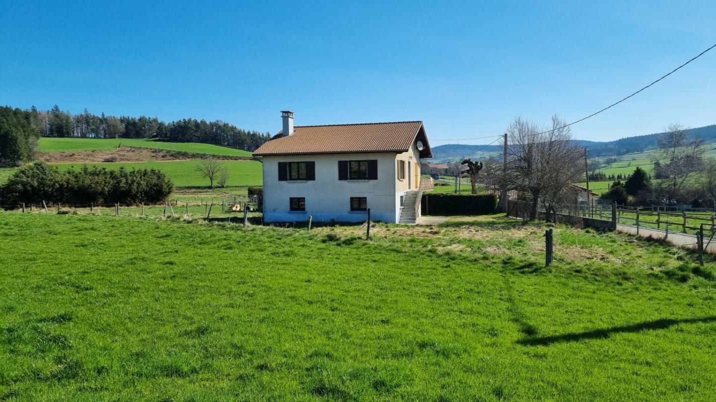 Marlhes 42660 maison traditionnelle sur sous-sol de 1990  90m² habitables 3 chambres + combles aménageables sur 1235m² de terrain plat
