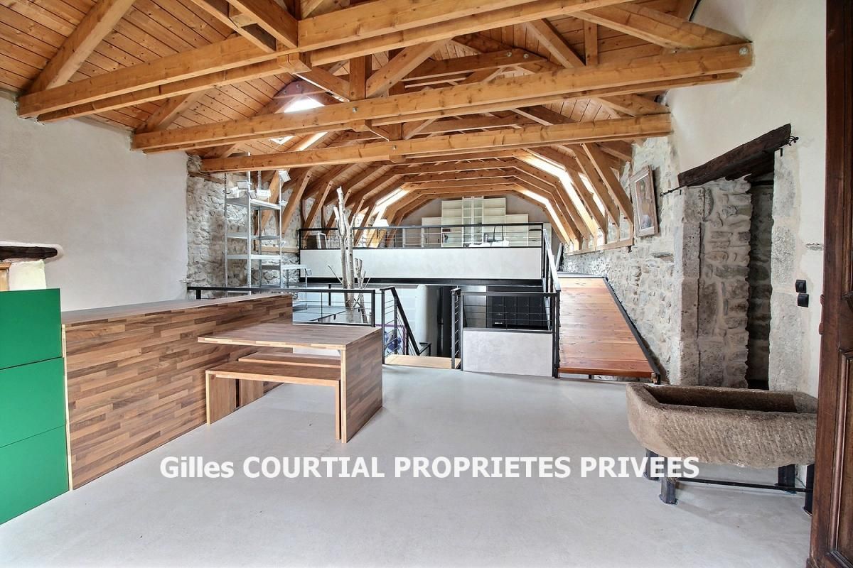 YSSINGEAUX Yssingeaux, 43200 Tènement immobilier comprenant deux corps de ferme en pierre dont un rénové de 240 m² habitables, 5 chambres avec dépendances et un second à usage de dépendance, l'ensemble sur 1154m² de terrain 2