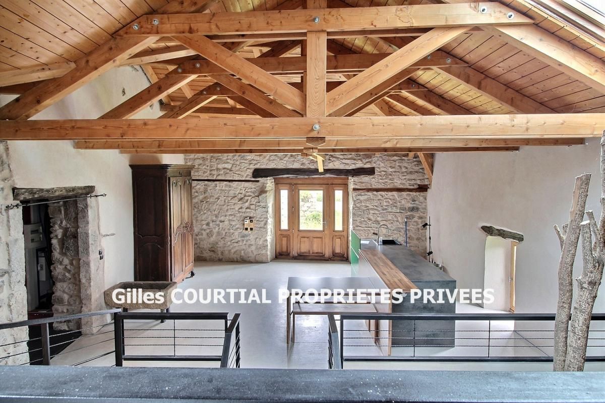 YSSINGEAUX Yssingeaux, 43200 Tènement immobilier comprenant deux corps de ferme en pierre dont un rénové de 240 m² habitables, 5 chambres avec dépendances et un second à usage de dépendance, l'ensemble sur 1154m² de terrain 4