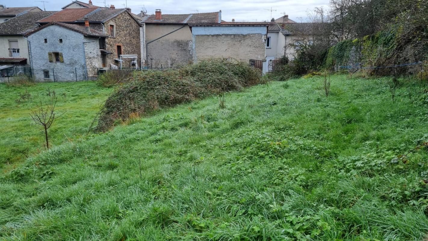 Beauzac 43590 centre du village parcelle de terrain constructible non viabilisées de 850m² au prix de 44 000