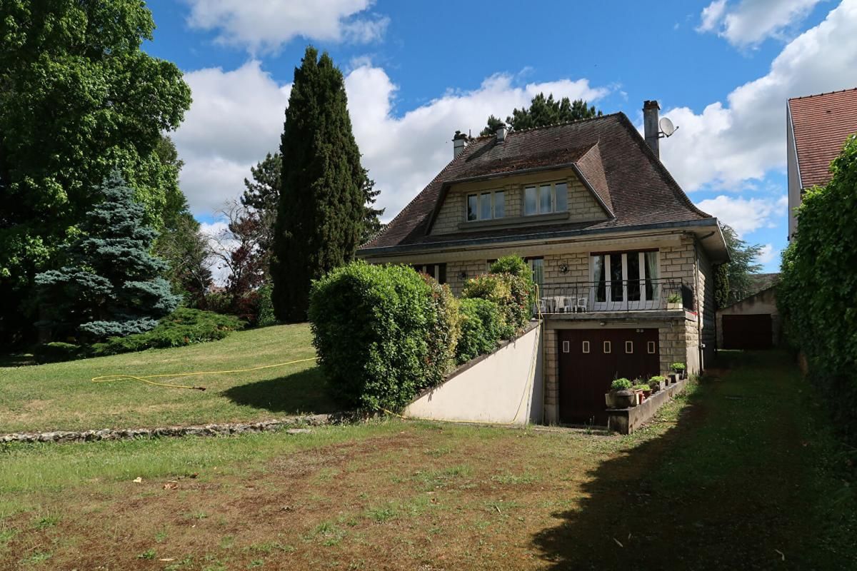 MARINES CENTRE. PAVILLON INDIVIDUEL SUR UN GRAND TERRAIN DIVISIBLE