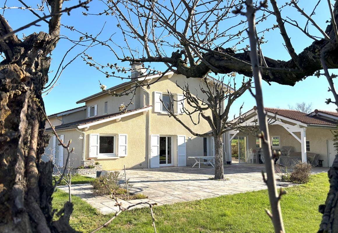 CHAMBOEUF 42330 entre Saint Galmier et Veauche. Maison ancienne rénovée 168m² habitables 5 chambres garage sur 1600m² de terrain