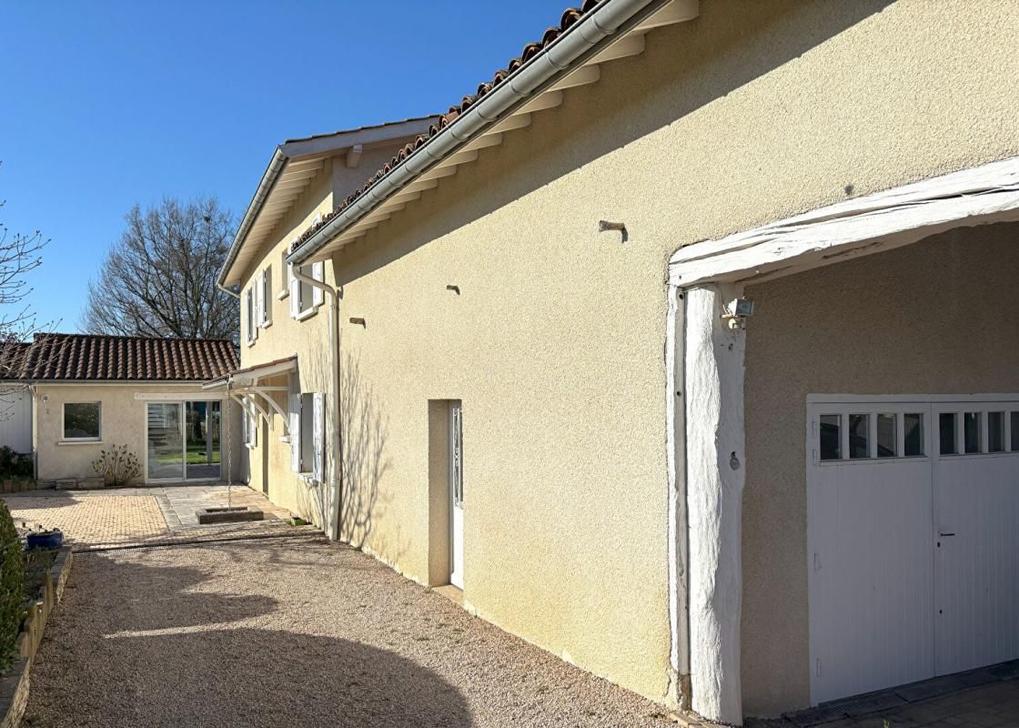 CHAMBOEUF CHAMBOEUF 42330 entre Saint Galmier et Veauche. Maison ancienne rénovée 168m² habitables 5 chambres garage sur 1600m² de terrain 2