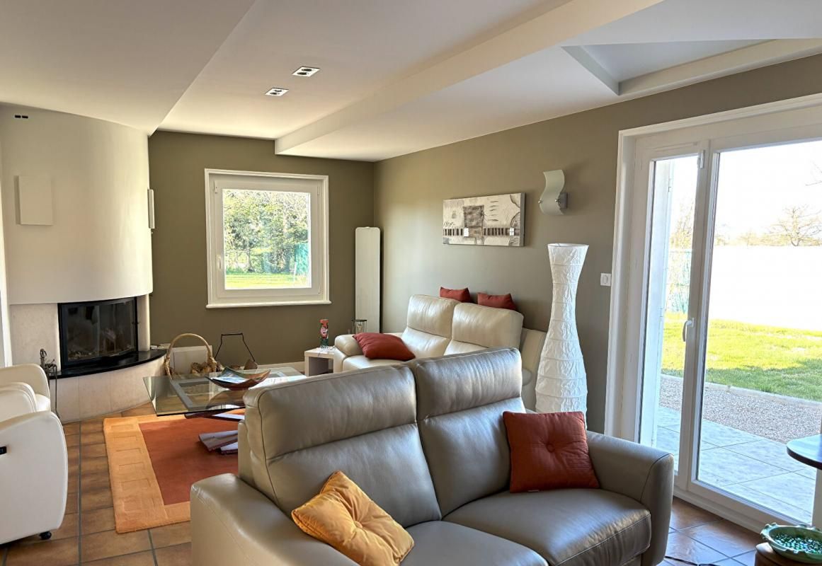 CHAMBOEUF CHAMBOEUF 42330 entre Saint Galmier et Veauche. Maison ancienne rénovée 168m² habitables 5 chambres garage sur 1600m² de terrain 4