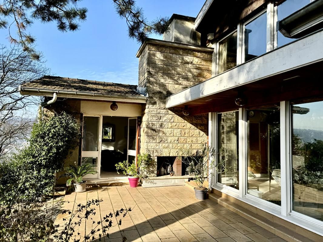 Maison d'architecte de 300m2 adossée à la colline de Vienne