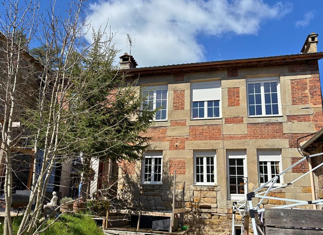 St GENEST LERPT 42530 EXCLUSIVITE dans un hameau maison en pierre mitoyenne 100m² habitables sur 1535m² de terrain