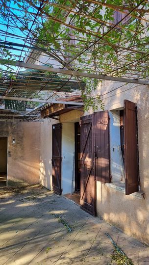 Maison semi-individuelle en Duplex à aménager, jardin privatif piscinable et stationnements