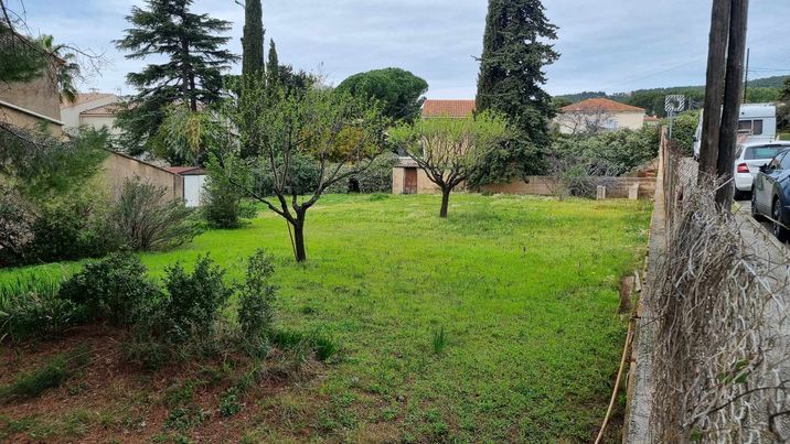 Terrain constructible de 300 m2, piscinable, pour maison semi-individuelle, stationnements