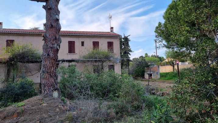 Maison mitoyenne de 100 m² avec jardin privatif et stationnements