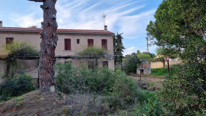 Maison  mitoyenne de 100 m² avec jardin privatif  piscinable et stationnements