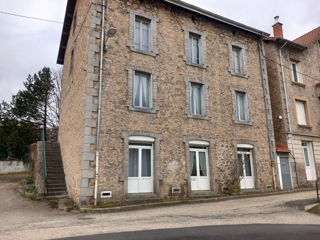 Dunières 43220 immeuble élevé sur caves  comprenant trois niveaux plus combles aménageables  sur 1148m² de terrain