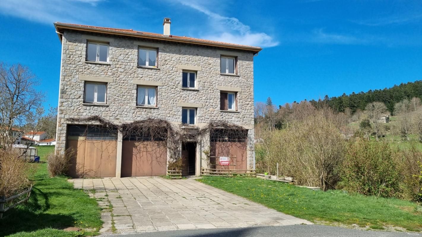 Saint Régis du coin  42660 immeuble  en pierre sur trois niveaux comprenant 100m² de garage en rez-de-chaussée et deux appartements au dessus (possibilité 4 appartements) 2100 de terrain constructible