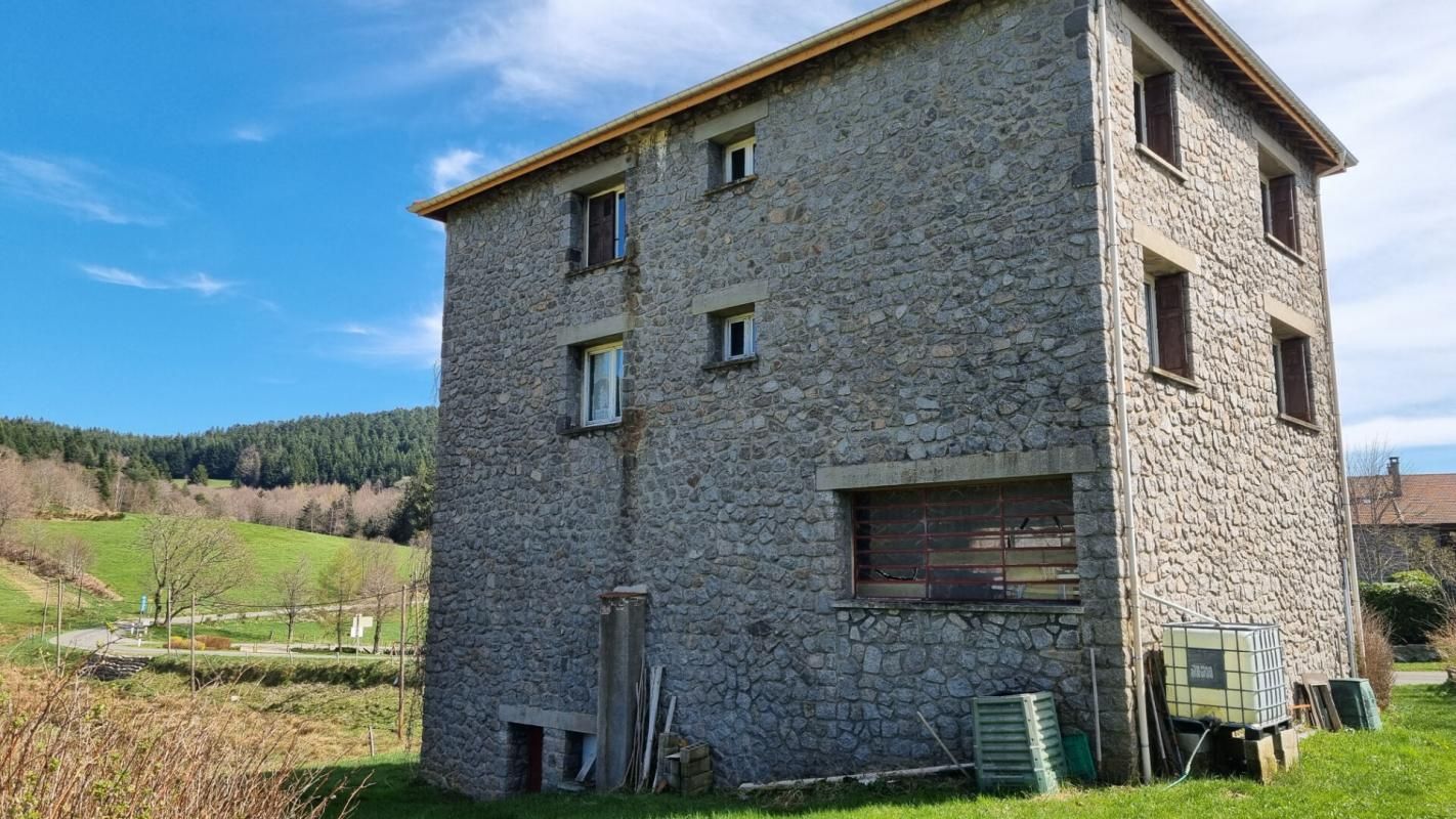 SAINT-REGIS-DU-COIN Saint Régis du coin  42660 immeuble  en pierre sur trois niveaux comprenant 100m² de garage en rez-de-chaussée et deux appartements au dessus (possibilité 4 appartements) 2100 de terrain constructible 2
