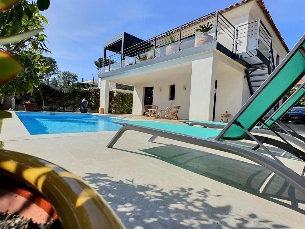 Saint-Aygulf villa contemporaine vue mer avec piscine