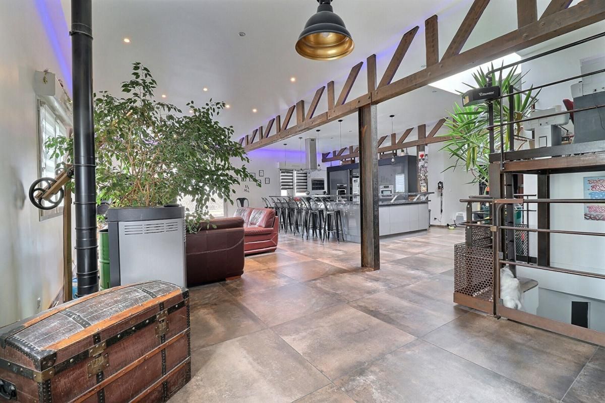 Maison style loft, 6 chambres, garage et jardin