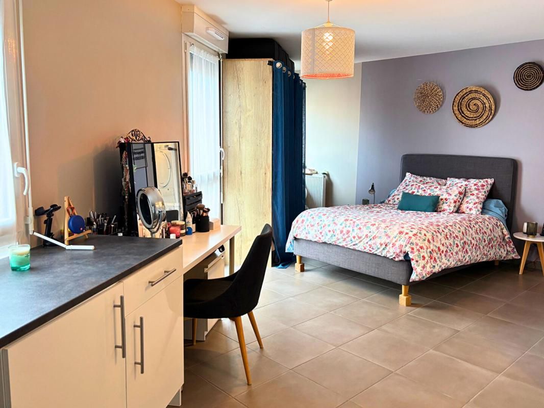 Saint Etienne quartier Chateaucreux studio 32.5m² état proche du neuf