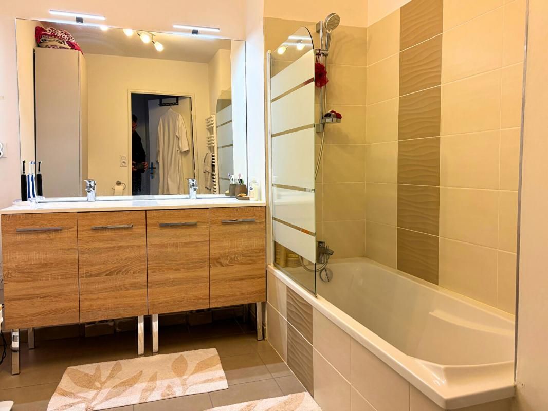 SAINT-ETIENNE Saint Etienne quartier Chateaucreux studio 32.5m² état proche du neuf 4