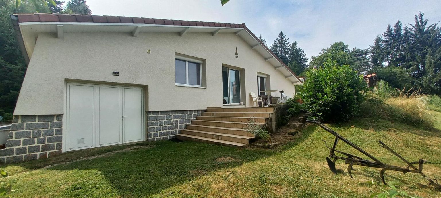 Entre Saint Genest Malifaux et Marlhes 42660 maison 115m² habitables 3 chambres garage sur 12 000m² de terrain clos