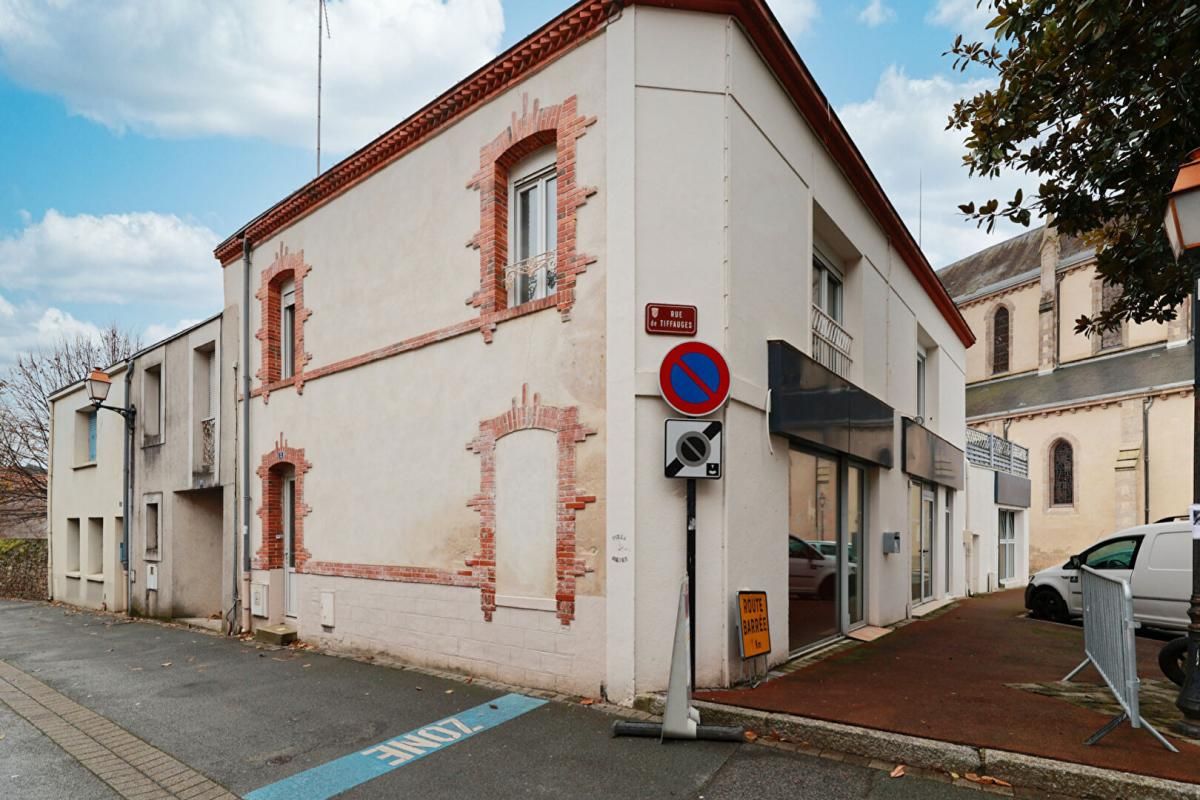 MONTAIGU Immeuble de 2 appartements & cellule commerciale 1