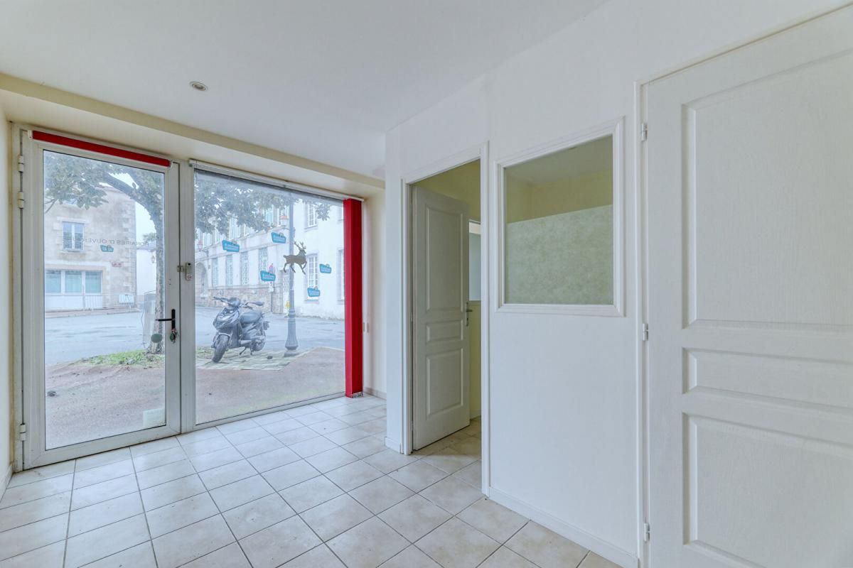MONTAIGU Immeuble de 2 appartements & cellule commerciale 2