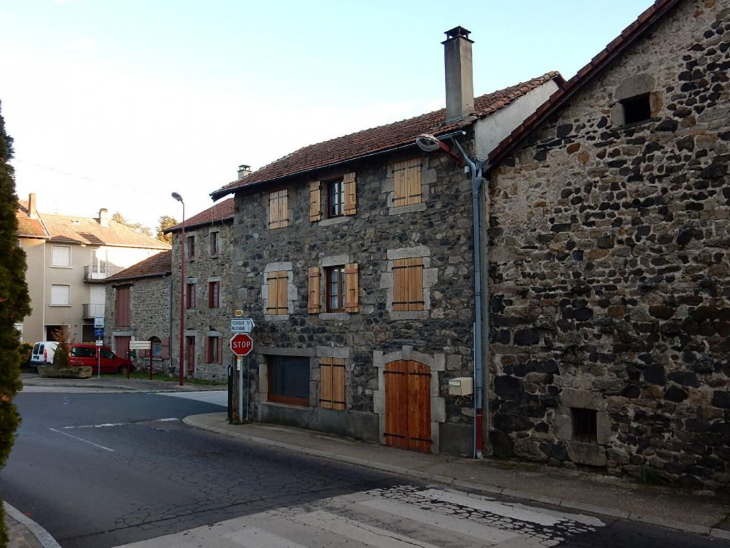 Beaux 43200 ensemble immobilier des années 1900 bâti en pierres 81 m² habitables 4 chambres avec dépendances sur 340 m² de terrain plus une parcelle de pré de 2265 m² non attenante