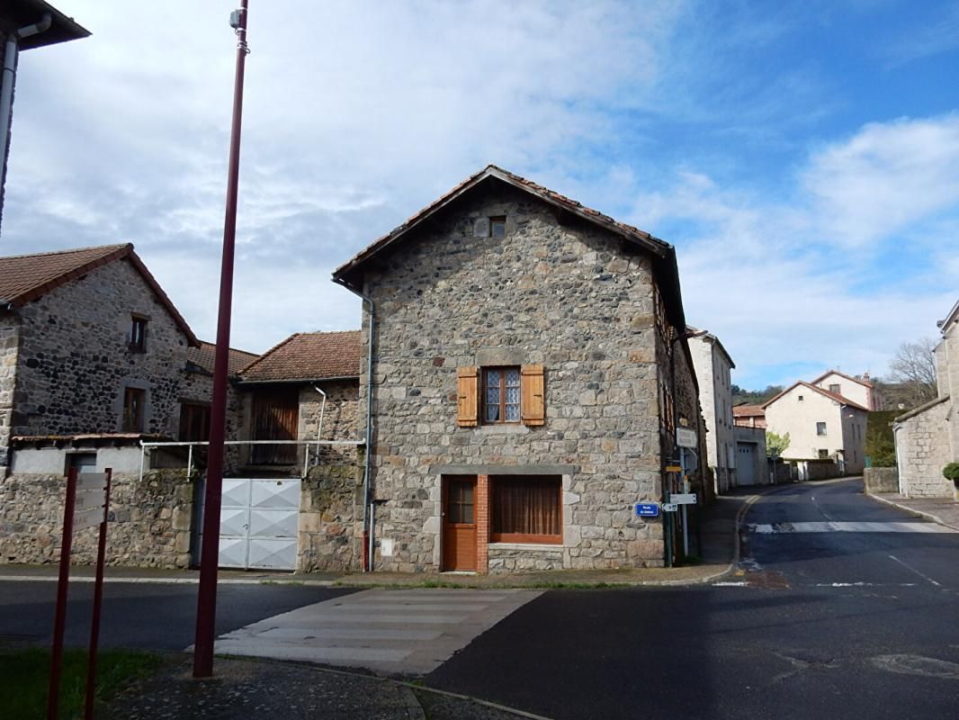 BEAUX Beaux 43200 ensemble immobilier des années 1900 bâti en pierres 81 m² habitables 4 chambres avec dépendances sur 340 m² de terrain plus une parcelle de pré de 2265 m² non attenante 2