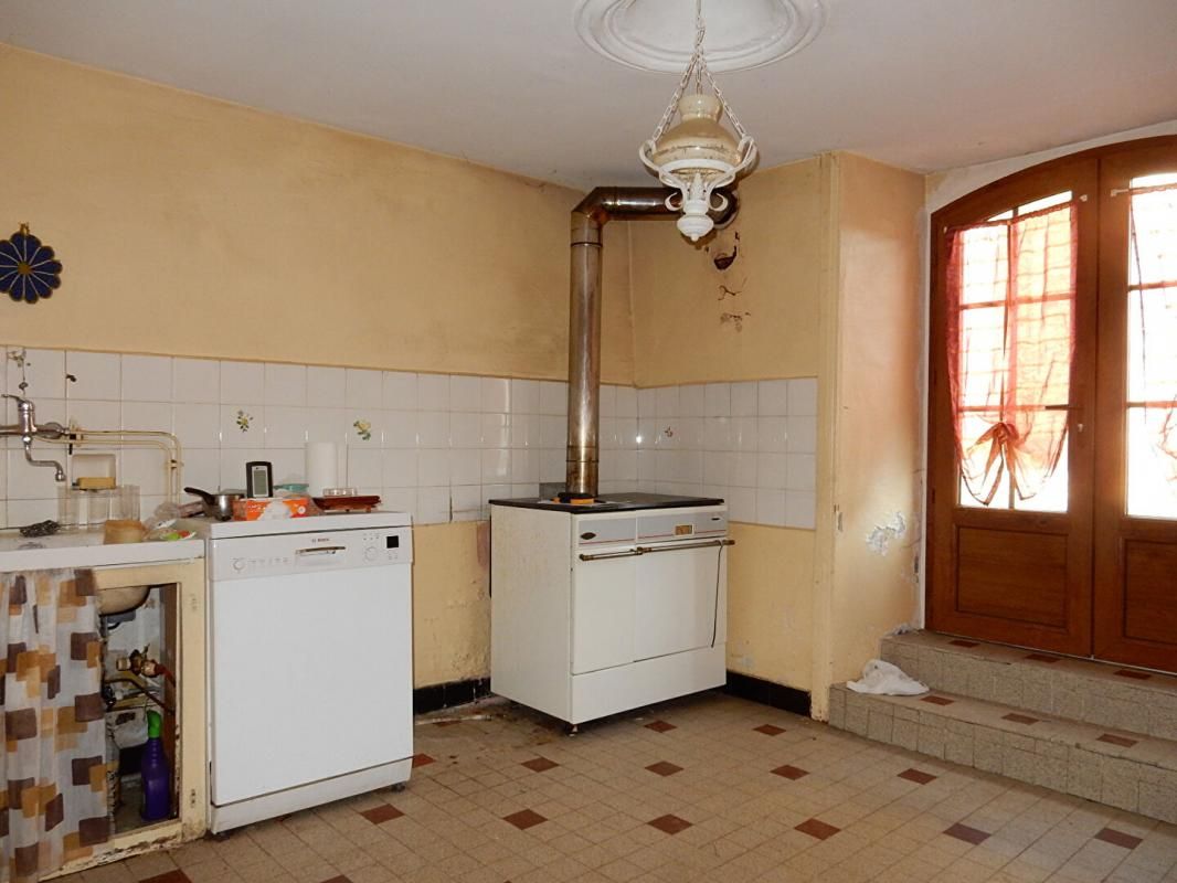 BEAUX Beaux 43200 ensemble immobilier des années 1900 bâti en pierres 81 m² habitables 4 chambres avec dépendances sur 340 m² de terrain plus une parcelle de pré de 2265 m² non attenante 4