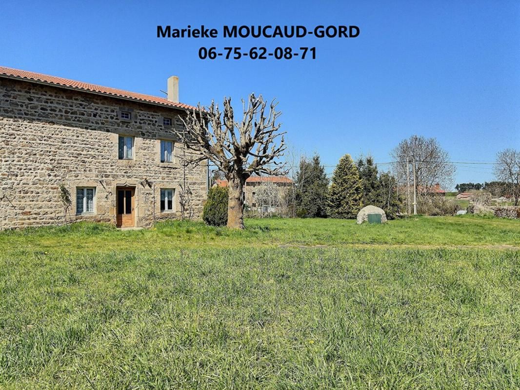 SAINT-PAL-DE-CHALENCON Magnifique Corps de ferme à rénover entièrement 170 m² par niveau sur 1977m² de terrain 2