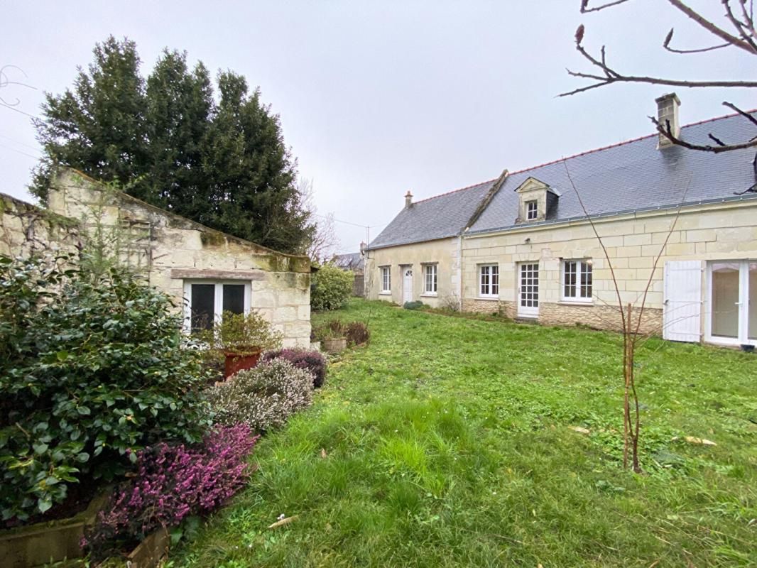 A VENDRE VARENNES SUR LOIRE  49730 - Maison ancienne 140 m2  habitables  sur terrain clos et arboré avec dépendances