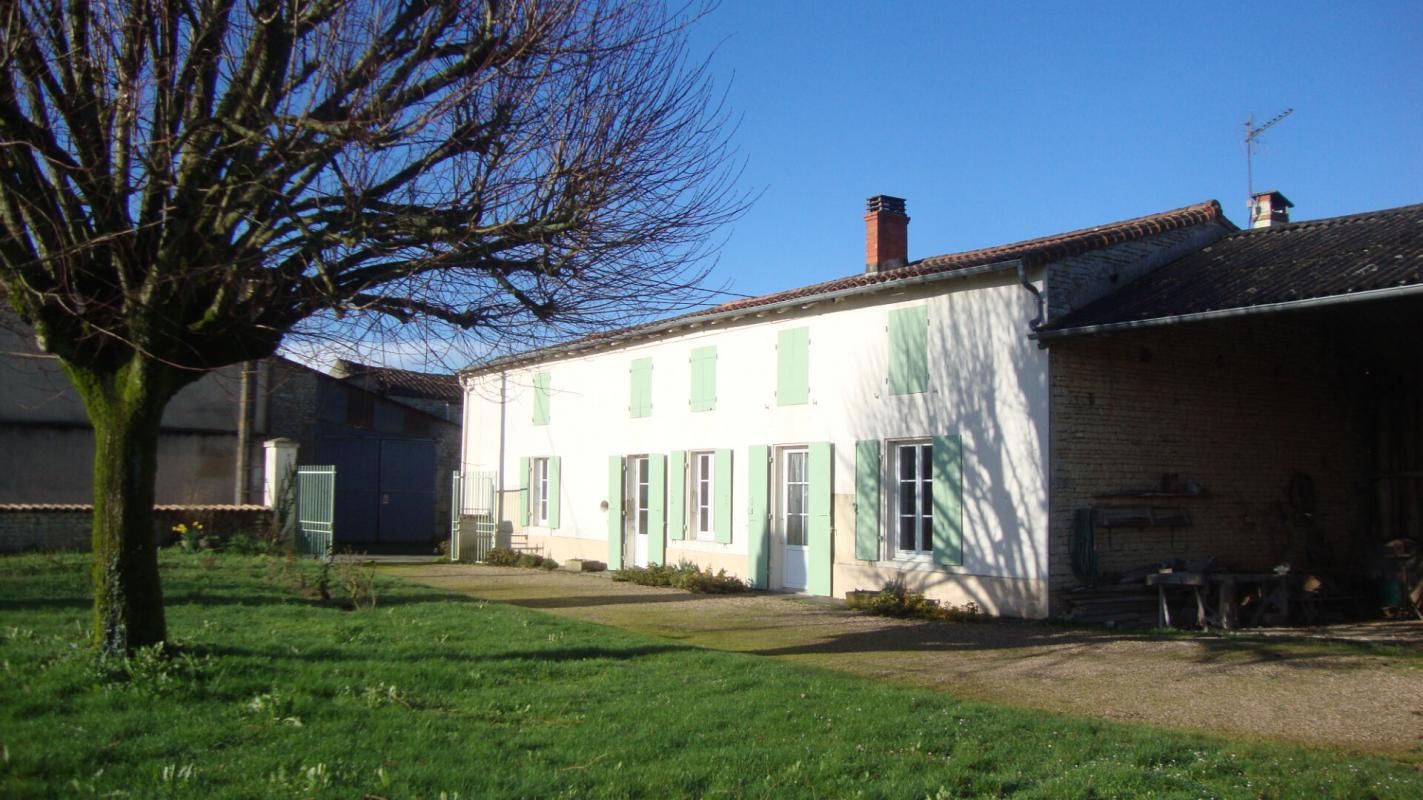 USSEAU MAISON EN PIERRES FORT POTENTIEL PROCHE MAUZE SUR LE MIGNON 1