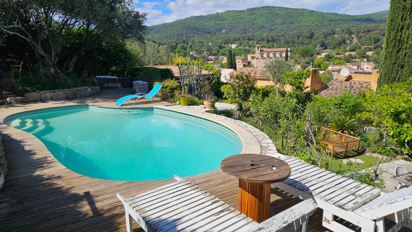 Villa avec vue dominante , piscine et garage