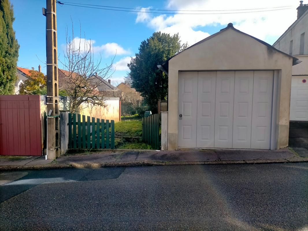 Parking / box Le Mans