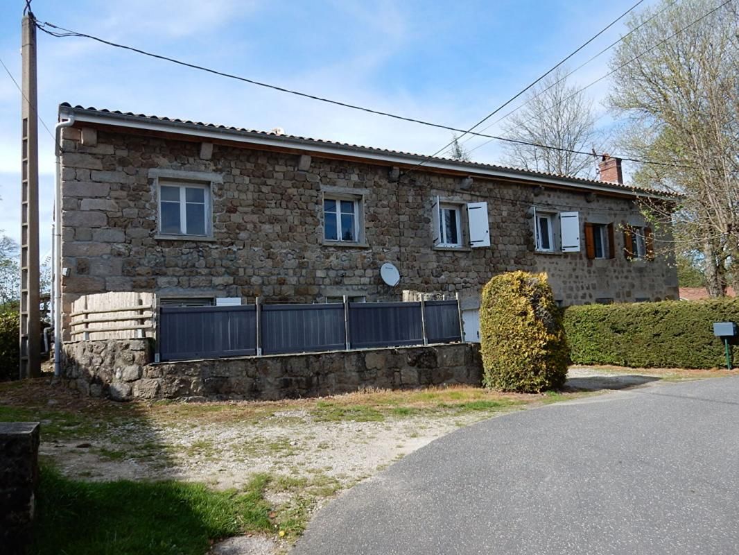 RAUCOULES Raucoules 43290 ancien corps de ferme composé de deux logements de type F3 de 60 et 63 m² habitables plus 10 pièces en dépendances et garage, caves, abri sur 1851 m² de terrain 1