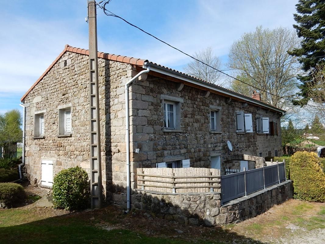 RAUCOULES Raucoules 43290 ancien corps de ferme composé de deux logements de type F3 de 60 et 63 m² habitables plus 10 pièces en dépendances et garage, caves, abri sur 1851 m² de terrain 2