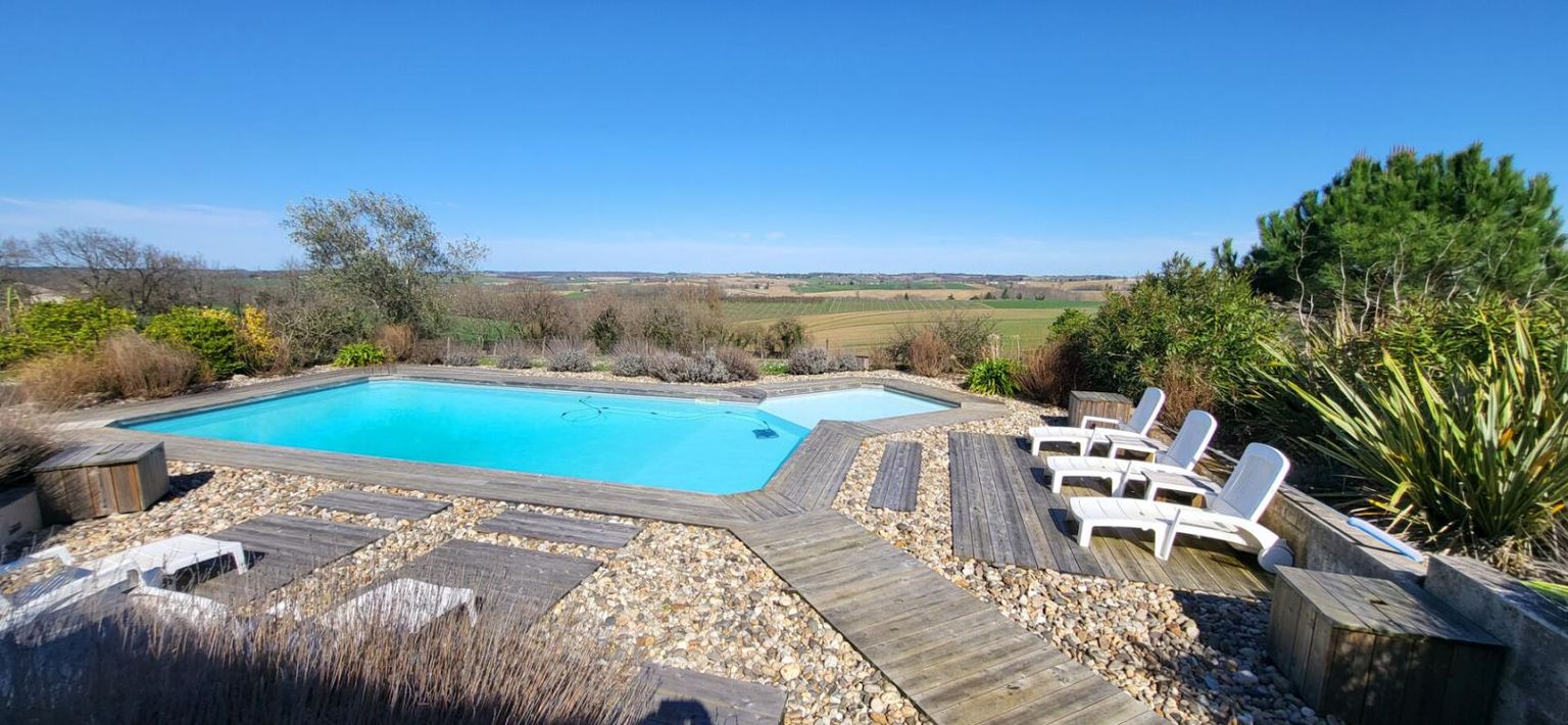 MARMANDE Maison 7 pièces de 185m² avec dépendances et piscine 1