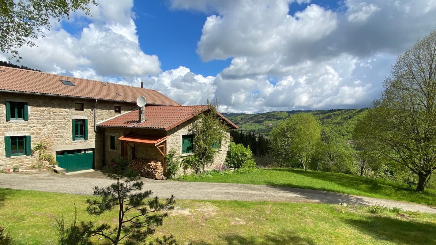 SAINT-ANTHEME SAINT ANTHEME 63660 Propriété en pierre 253m² 5 chambres sur plus de 15 000 m² de terrain attenant 1