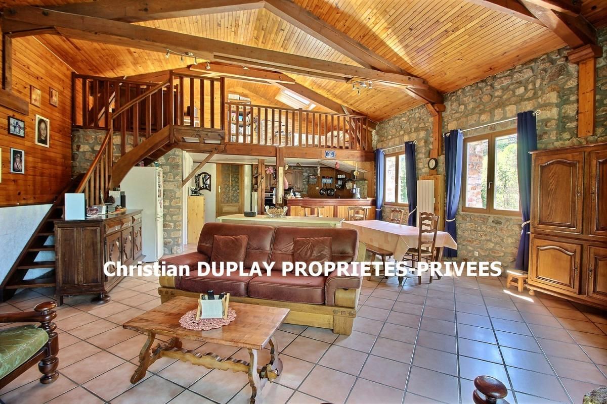 RIOTORD A 8 km de Riotord 43220 secteur Clavas ferme rénovée de 189m² +dépendances sur 5310m² de terrain attenant et 8920m² de terrain non attenant avec ruisseaume 189m² habitables 4 chambres 3