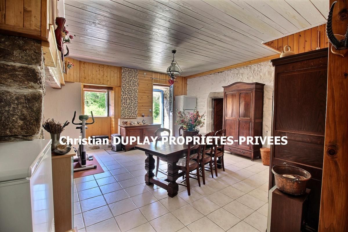 RIOTORD A 8 km de Riotord 43220 secteur Clavas ferme rénovée de 189m² +dépendances sur 5310m² de terrain attenant et 8920m² de terrain non attenant avec ruisseaume 189m² habitables 4 chambres 4