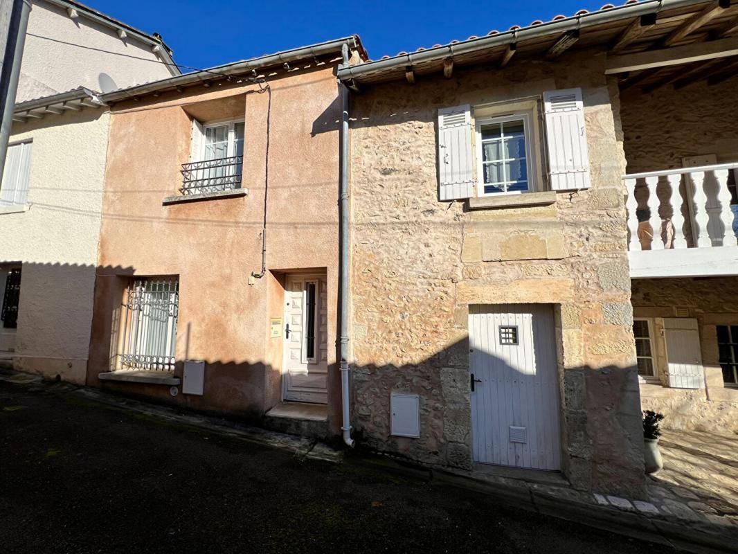 Maison T3 d'env. 53m² avec grand parking dans le bourg de CHÂTEAU-L'ÉVÊQUE (24460)