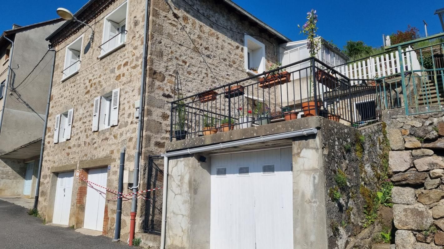 SAINT-SAUVEUR-EN-RUE Saint Sauveur en Rue 42220 maison de village élevée sur trois niveaux plus combles 89m² habitables 5 pièces, 3 garages, véranda terrasse et 150m² de terrain non attenant 1