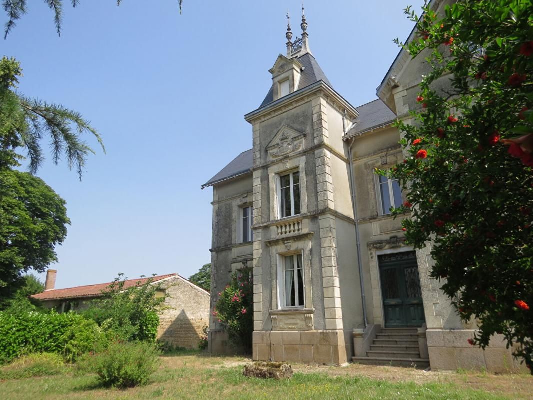 SAINTE-GEMME-LA-PLAINE PROPRIETE  FAMILIALE  ET SON  PARC à 30 MN DE LA MER 3