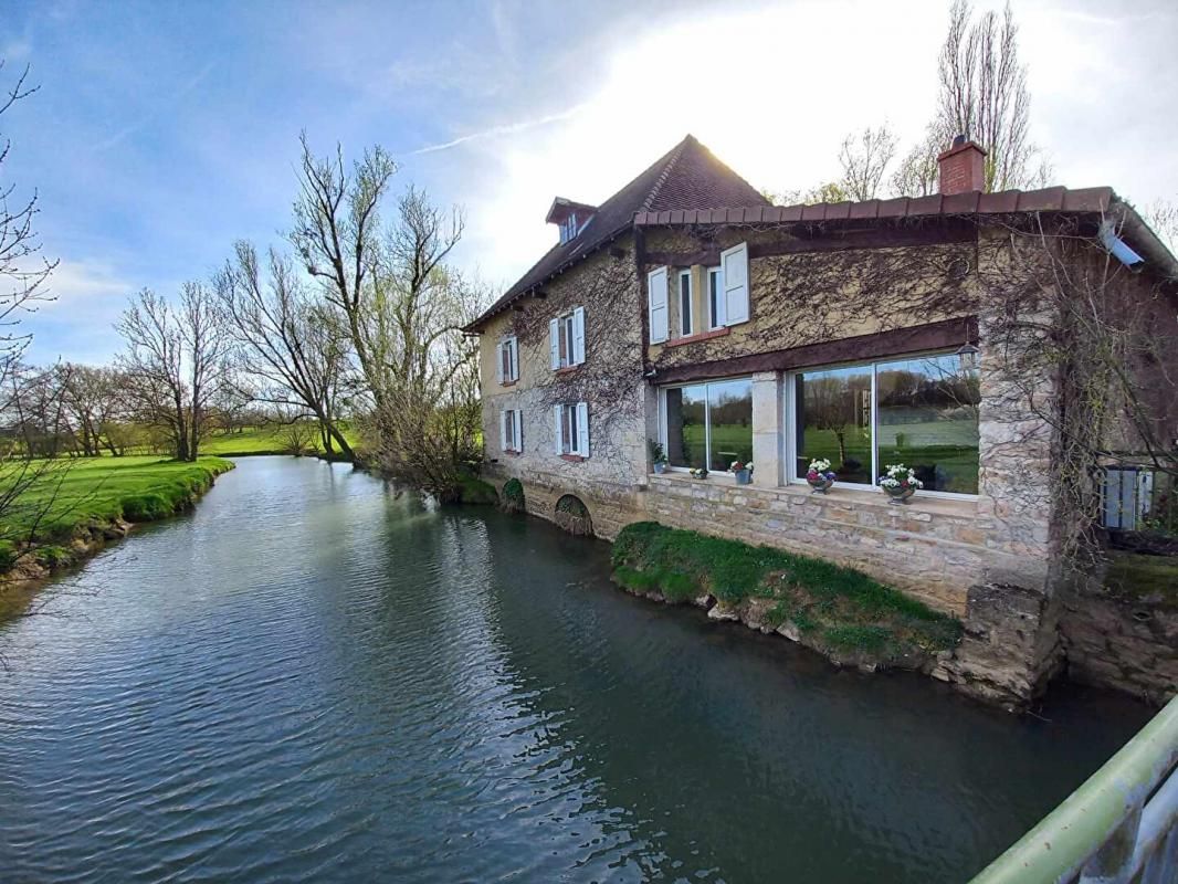 Moulin 220 m2 sur 2 hectares