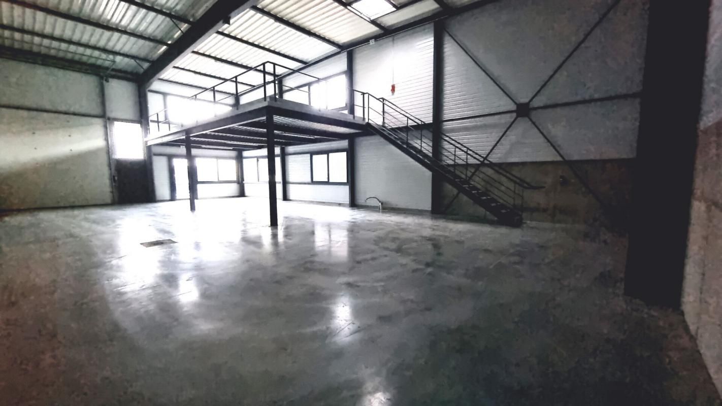 EXCLUSIVITE FRANS - Entrepôt / local industriel avec bureau et accès camion