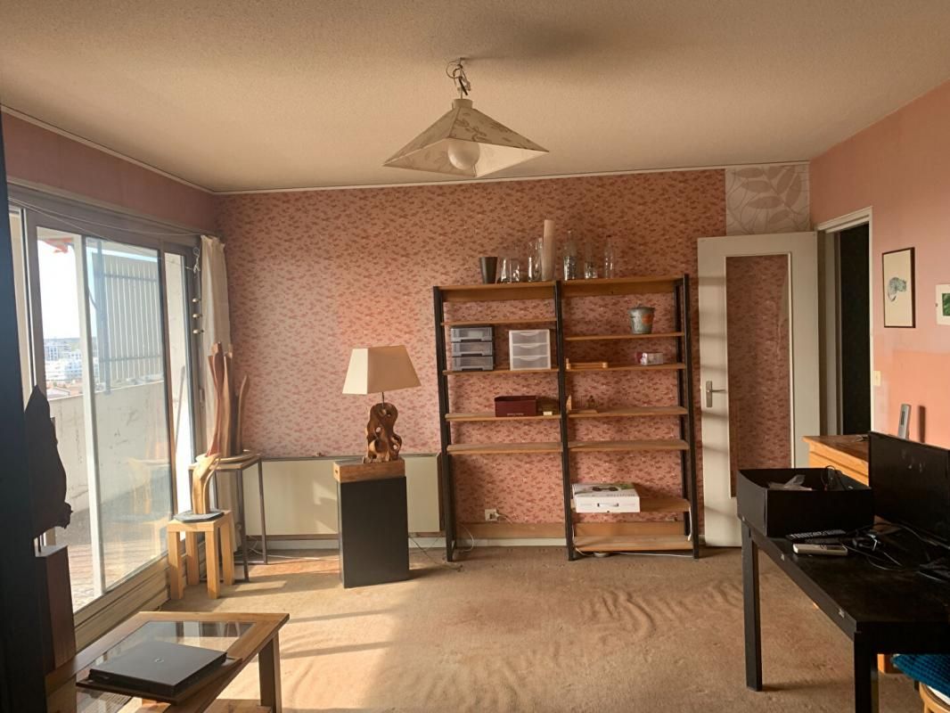 BORDEAUX CAUDERAN Appartement de trois pièces avec terrasse, balcon ascenseur cave et parking