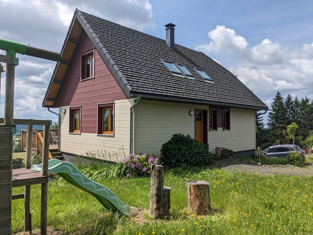 Chalet Bois à Picherande (63)  proche SUPER BESSE avec ses 5 pièce(s) 94 m2 sur parcelles de 3 598 m²