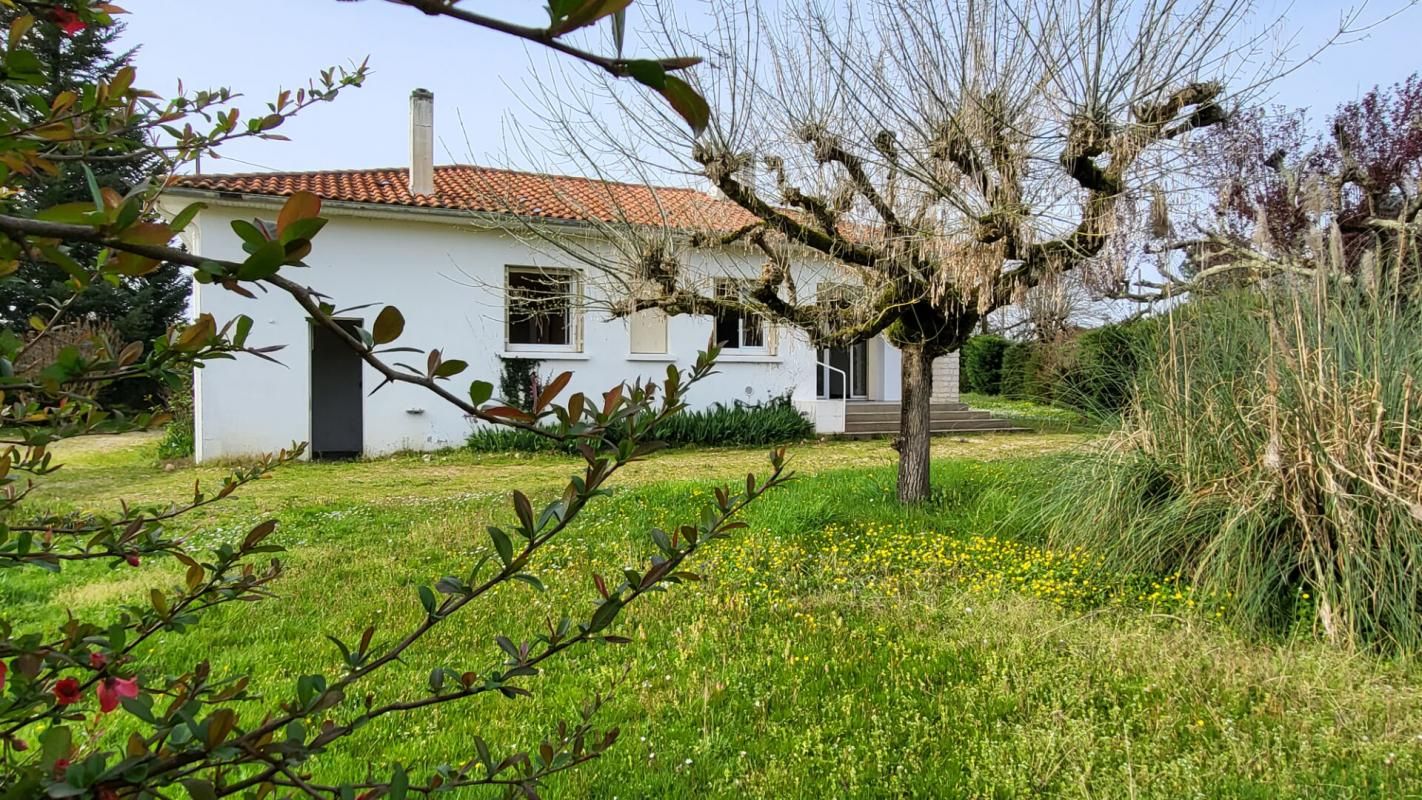 Mussidan pavillon plain pied année 1970 de 4 pièces principales 94 m2 garage et jardin