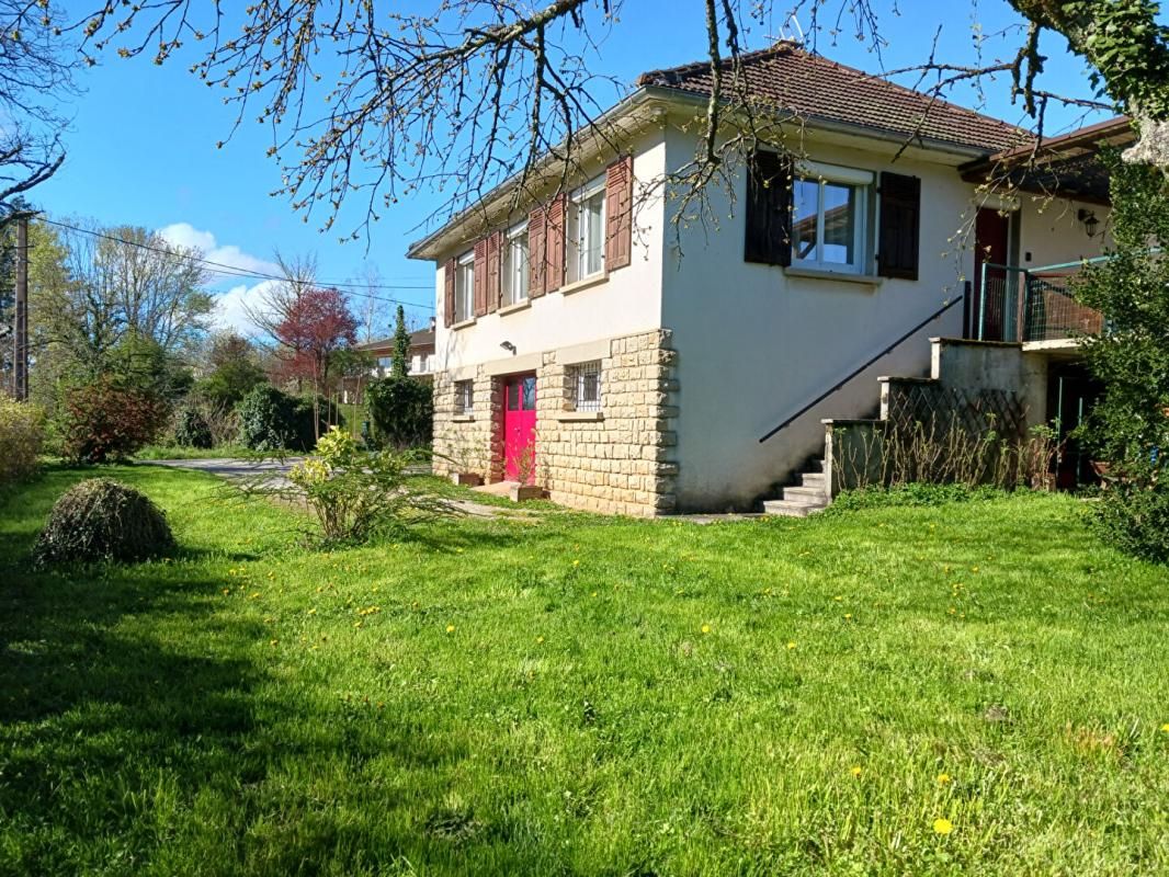 Maison avec vue dégagée, dépendances et vignes