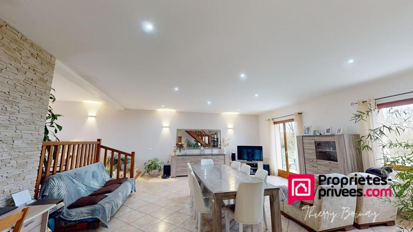 Maison 6 pièces 215 m2 sur sous sol total
